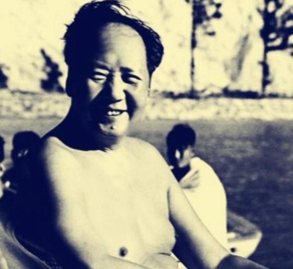 有一次，毛主席去北戴河游泳，遇上了当地的一名渔夫。渔夫并不清楚毛主席的真实身份，