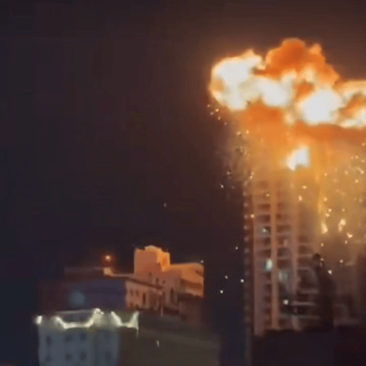 这一次，剧情没有按照剧本来演，他们不走寻常路，不炸美军基地了，改炸巴林居民楼了！