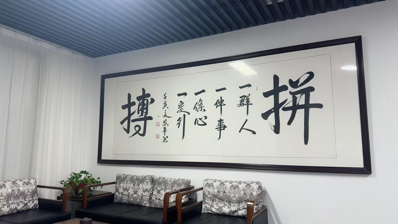 在现在的行情下工地实在没法待了，曾经的分公司副总，现在摇身一变成了民营企业家，今