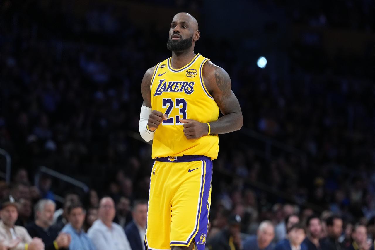 那位前NBA球星私下透露：“詹黑们越喷，越证明詹姆斯的伟大。”在模糊的采访场景中