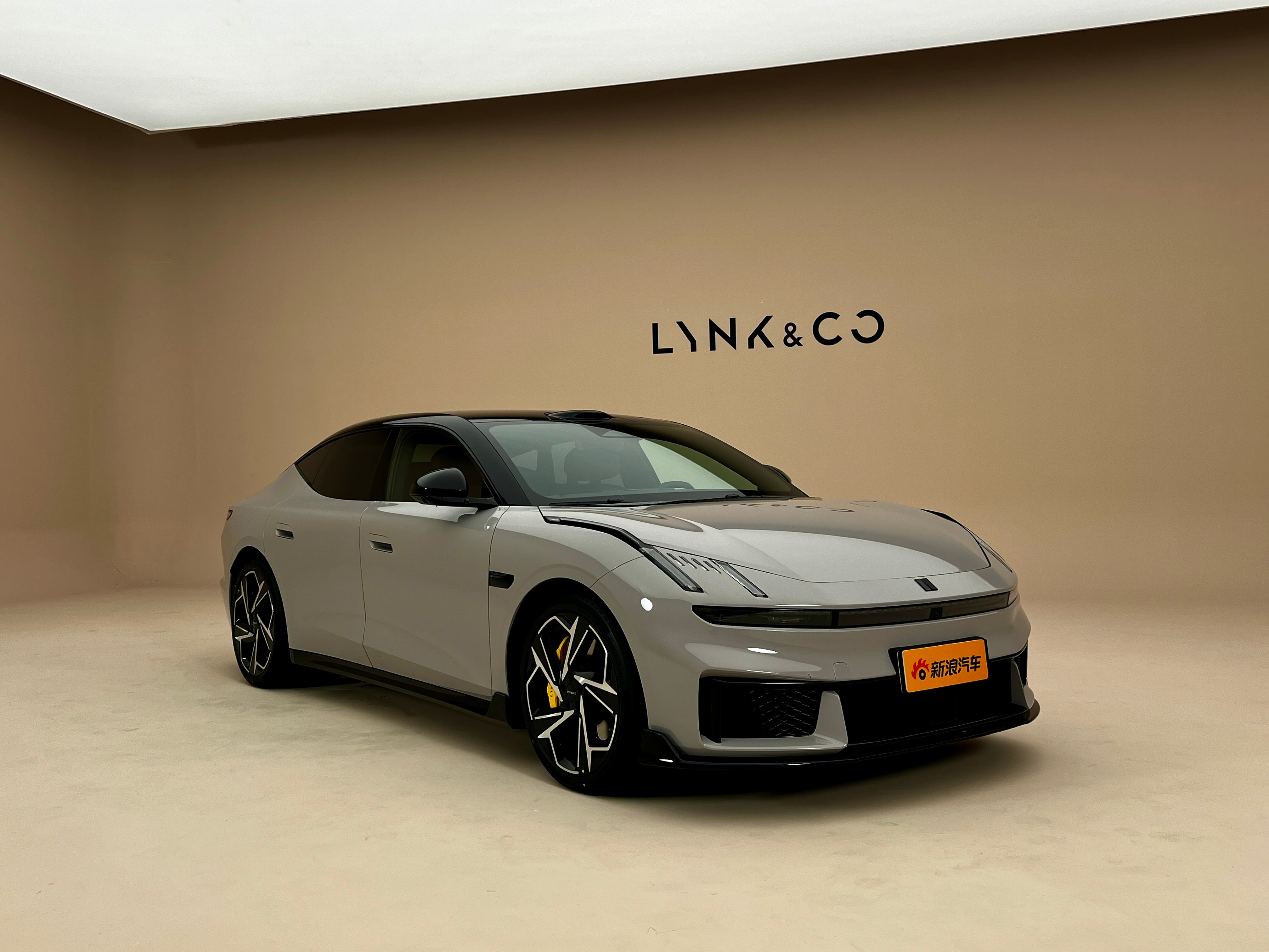 领克10作为一台20万区间，颜值到位、配置全面、兼顾舒适性能的新能源中大型轿车，