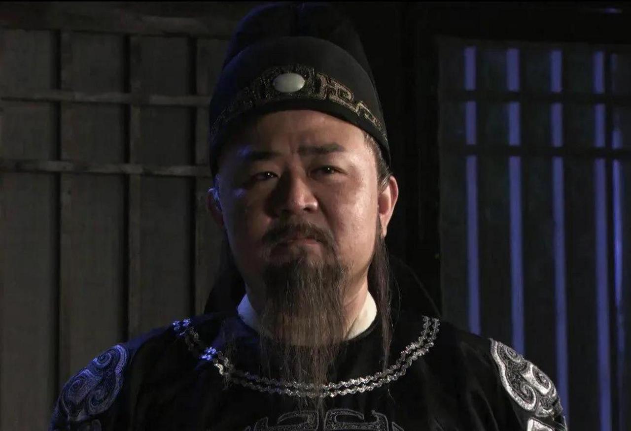 狄仁杰被诬陷下狱，来俊臣反手掏出带刺的鞭子要动手，谁知狄仁杰一看，立马认怂：“别