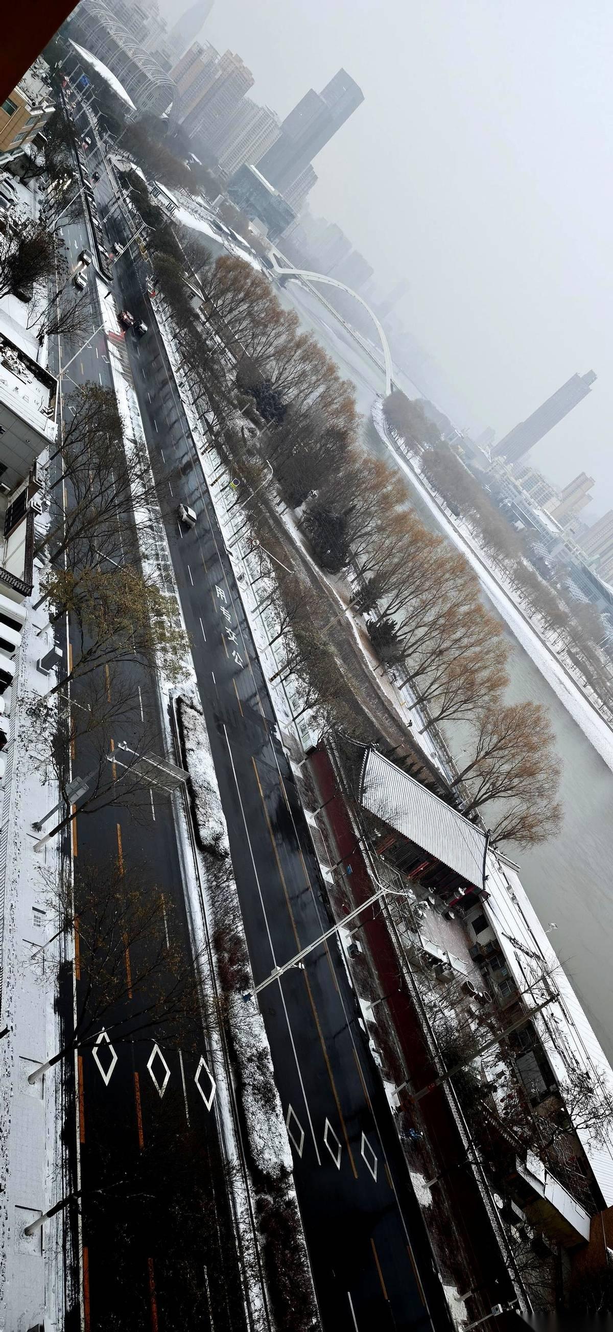 兰州。手机天气软件上，一个金灿灿的太阳，写着“晴”。我刚想骂它是不是疯了，一脚