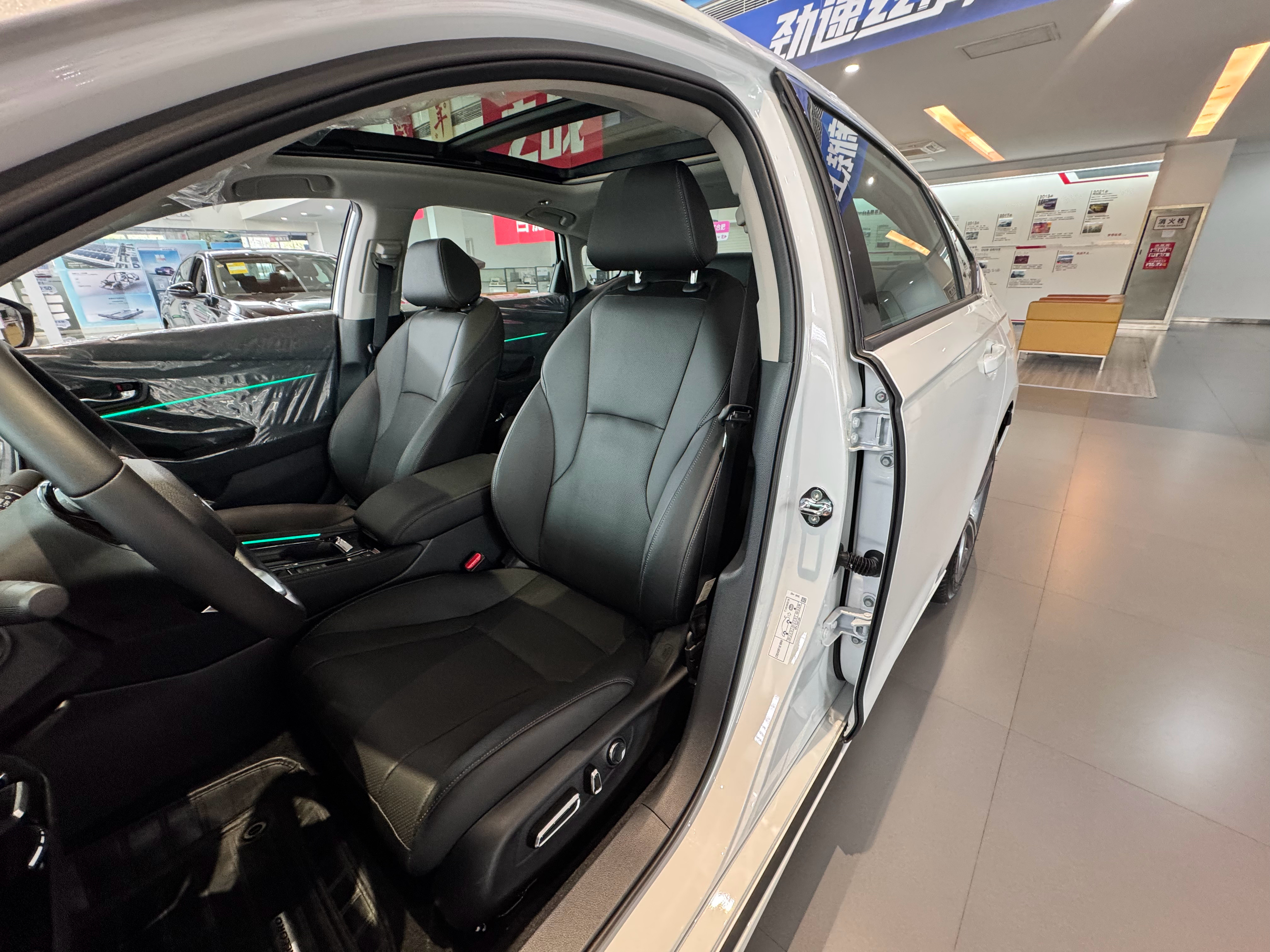 25款本田雅阁，这个车我记得前几年的时候都要20才能落地…..现在最低配的雅阁已