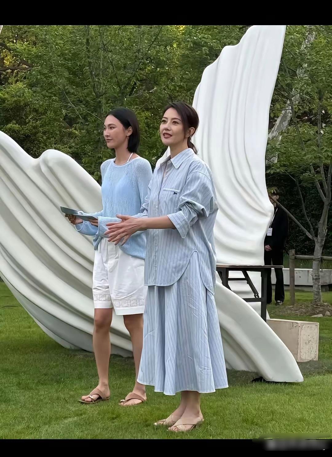 高圆圆旁边这女孩是不是赵又廷亲戚？感觉有点像。