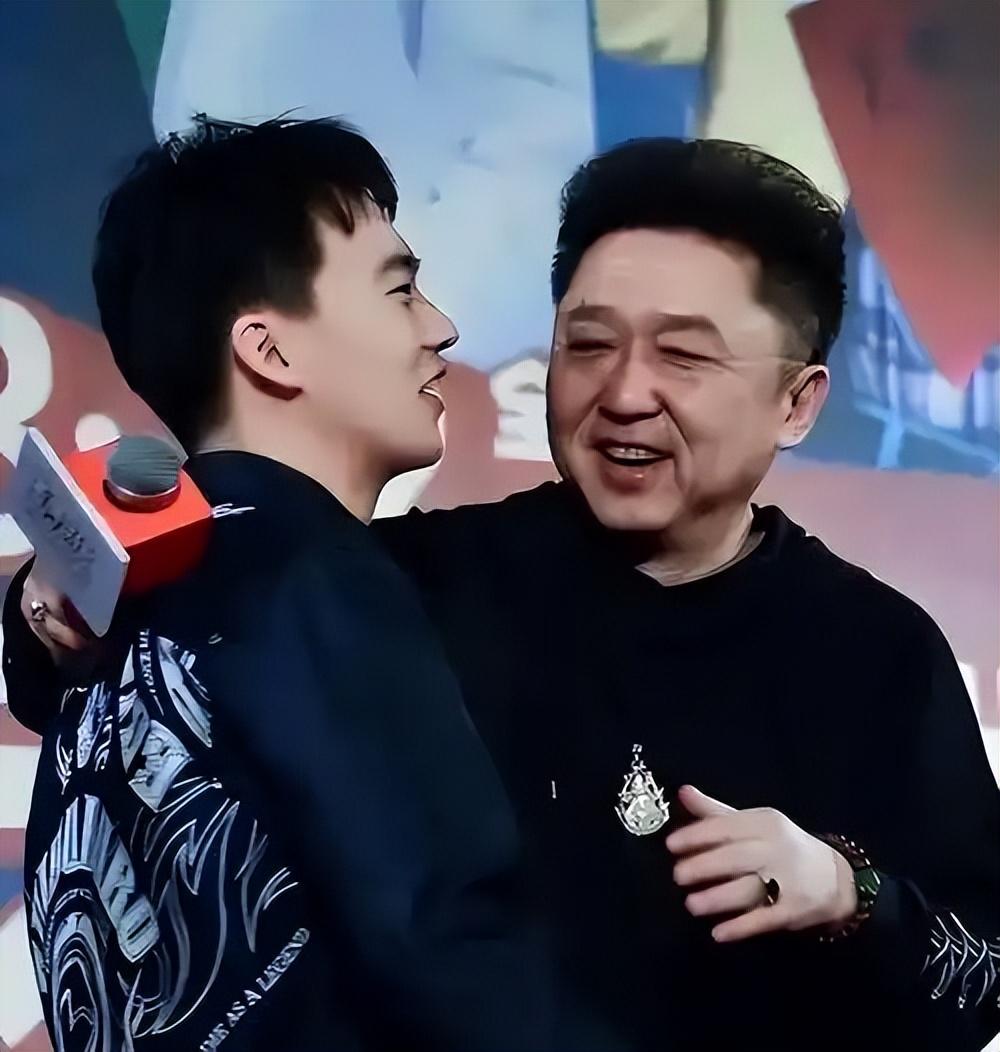 郭麒麟终于接于谦的班了！郭麒麟现在身体不好，尿酸高，郭德纲劝他要控制，少胡吃海