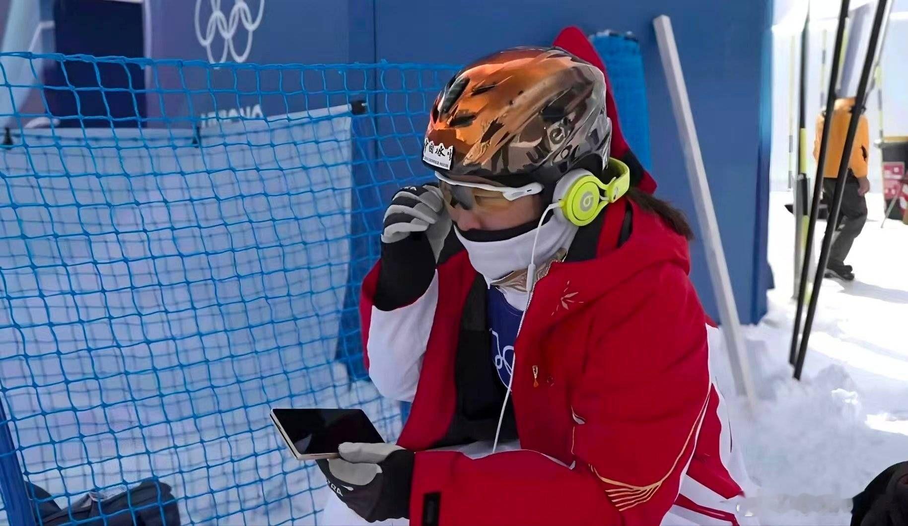 荣耀MagicV6的路透图两波了，谢霆锋和徐梦桃。满血骁龙8EliteGe