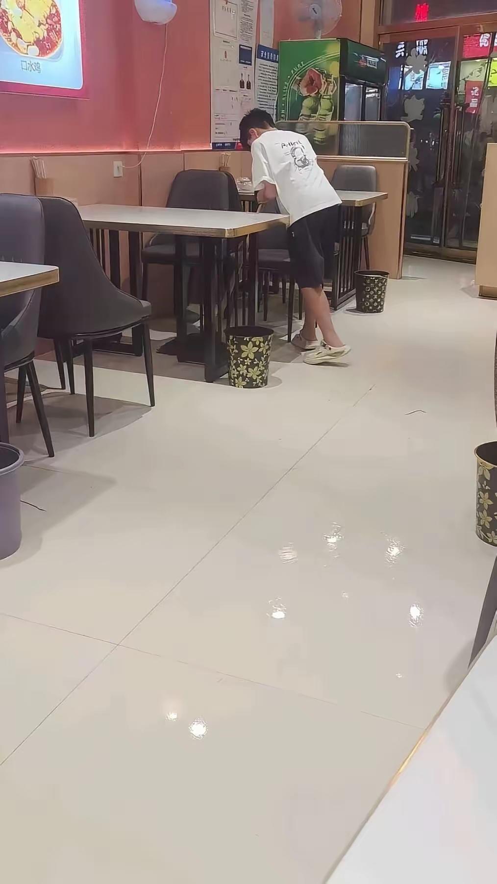 10岁儿子期末又考倒数第三，数学38，语文51，英语29。妈妈气炸了，直接把