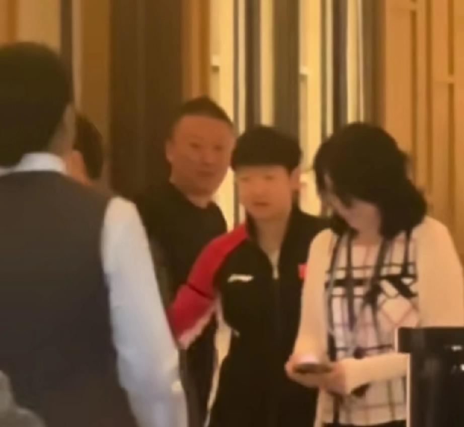 莎莎后面跟着马琳。莎莎从酒店电梯出来，一路走来步步生风。莎莎目前就是比赛门票