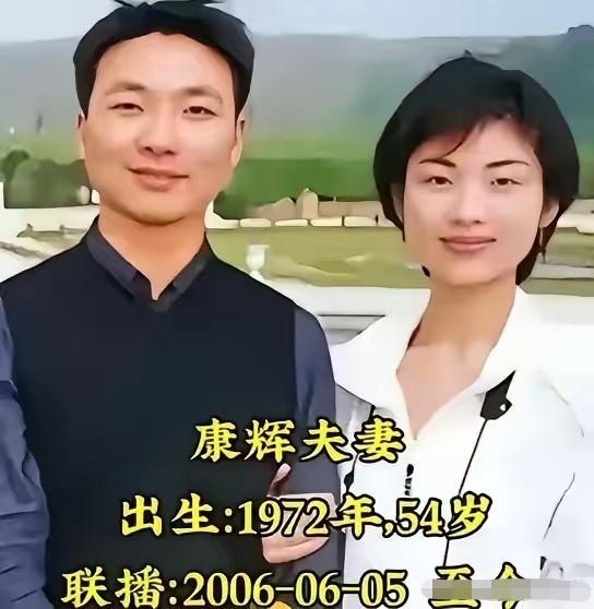 每晚守在电视机前看《新闻联播》，我们熟悉镜头里从容端庄的主播，却很少了解他们荧幕