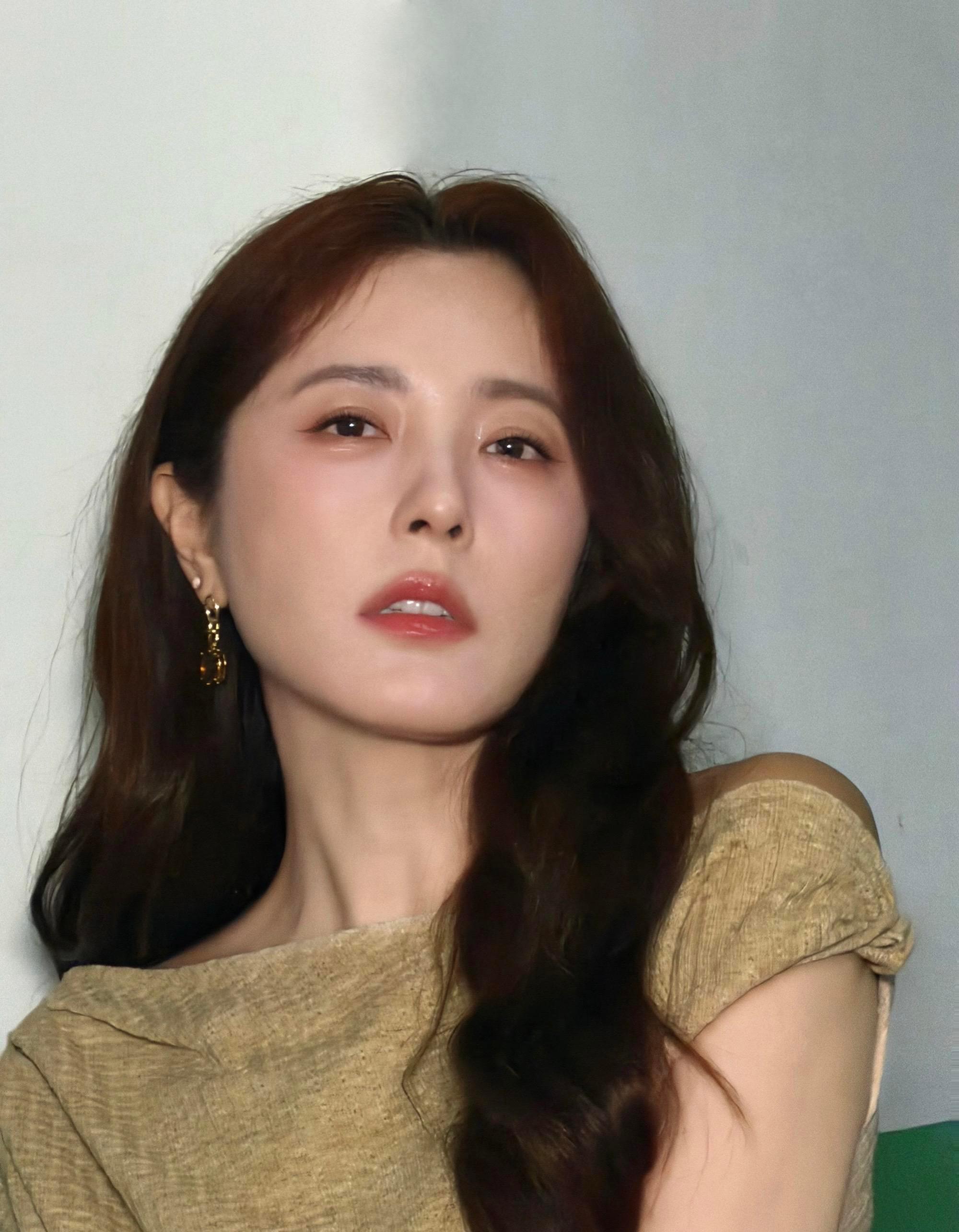 50岁的曾黎妈妈这个年纪真的是亲妈级别了，你会给吗