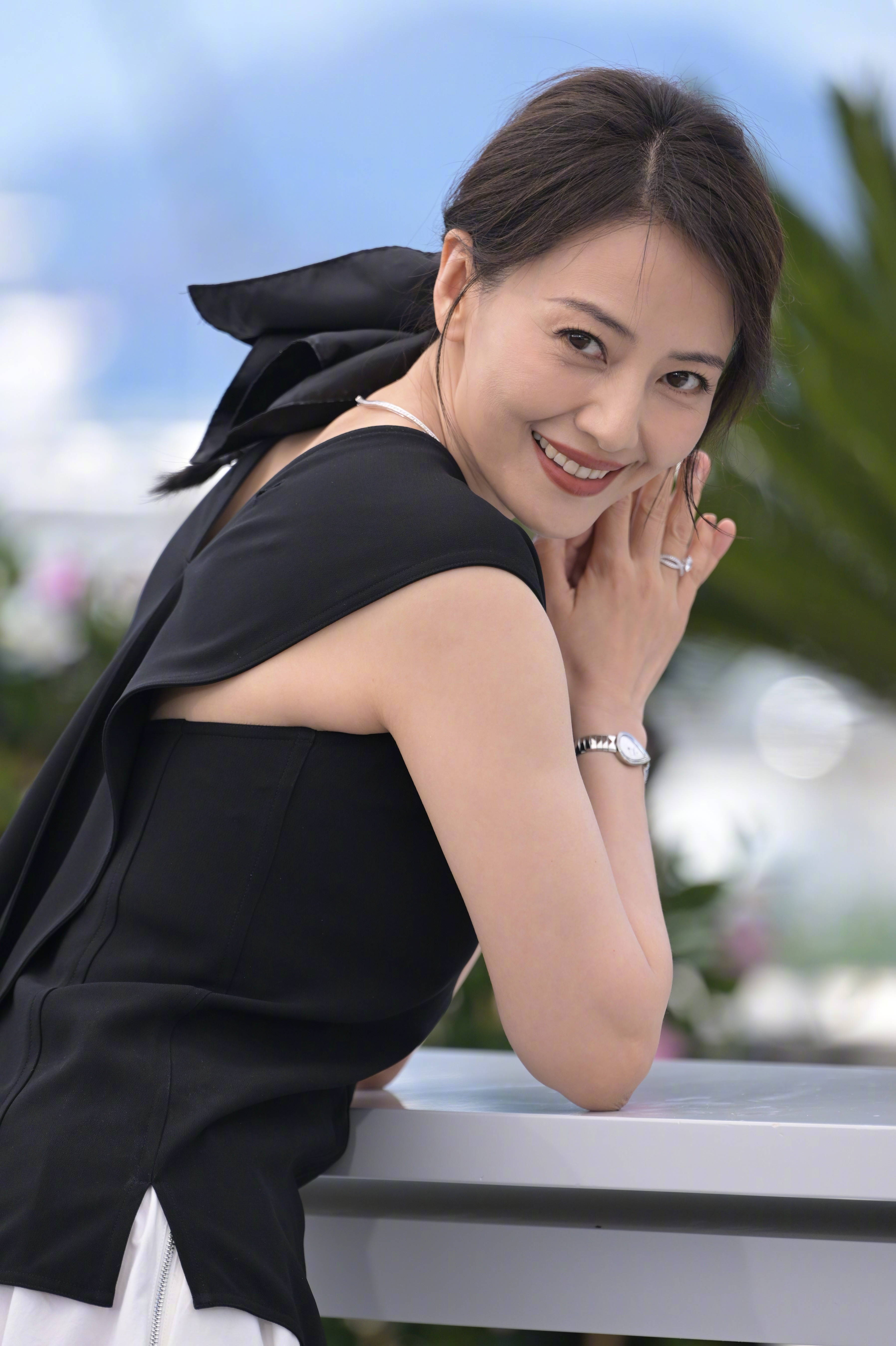 高圆圆来山东也爱吃大饼卷洋葱高圆圆放风筝隐藏高手高圆圆在山东吃大饼卷洋葱的样子