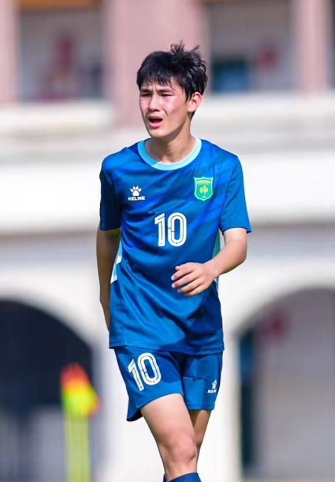 中国年轻球员不好好踢球，十五岁、十六岁开始找女朋友，私生活混乱，难怪中国足球发展