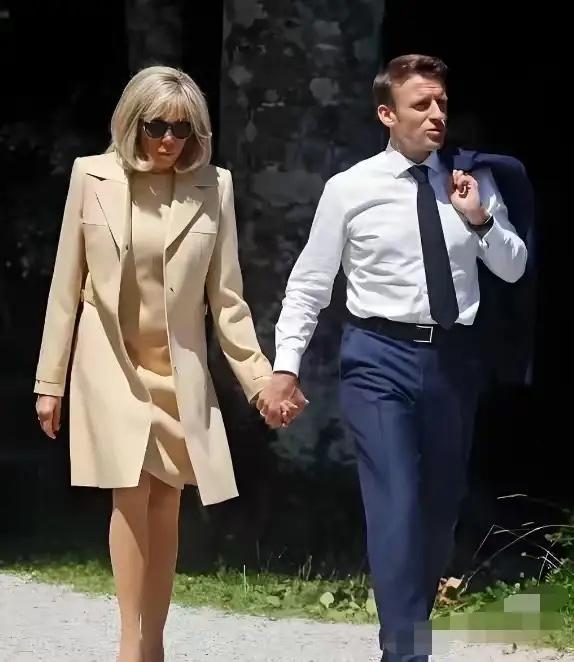 布里吉特的腿这两天被硬夸的没了边际！什么二十岁时被称为巴黎最美的腿！我的天老奶！