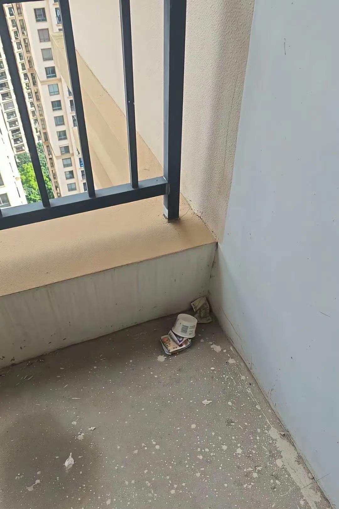 在医院楼梯口看到这样的，你们会去捡它吗
