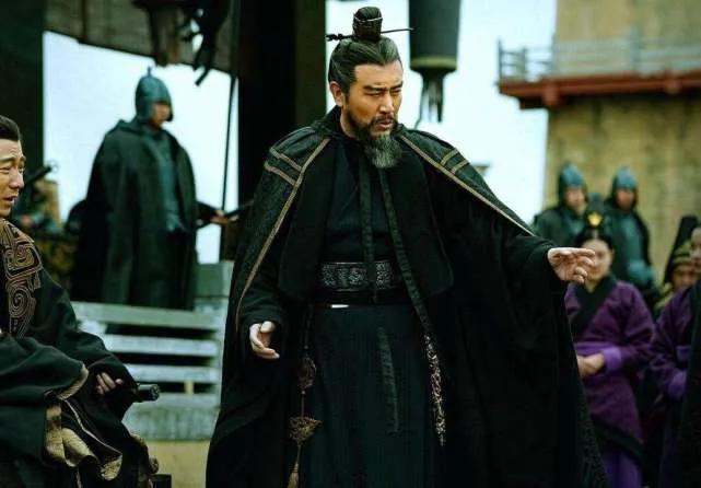 那年深夜，许都的灯还亮着。曹操放下笔，抬头问郭嘉，天下第一谋士该是谁。案上摆着一