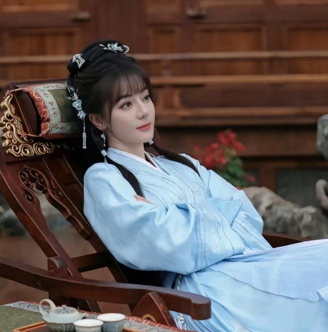 迪丽热巴的颜值底子明明这么能打，要是能有田曦薇团队那种精准的古装审美加持，早就凭