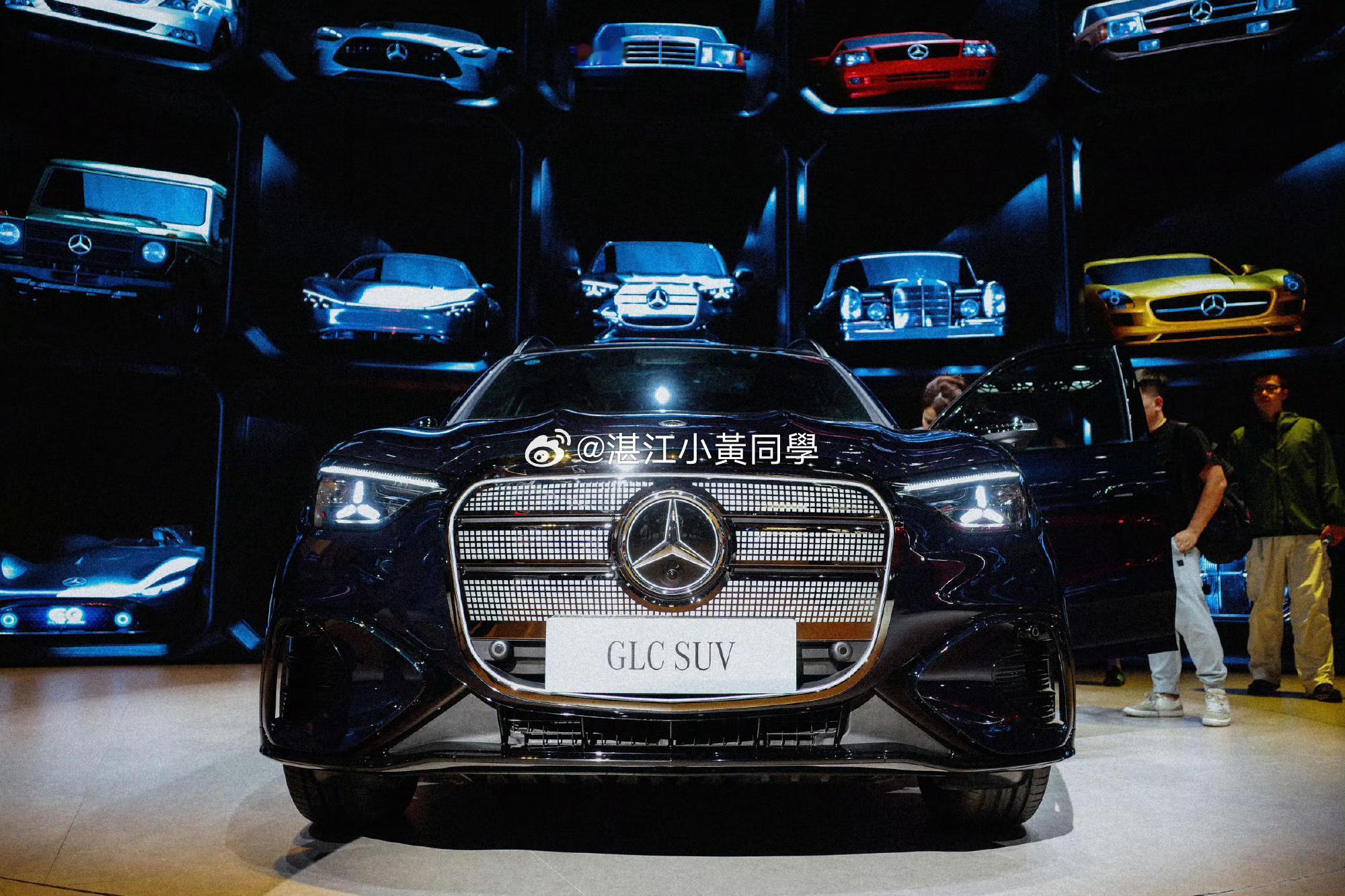 全新奔驰纯电GLC一台车有无认真去设计，首先外观先看它的尾灯设计。这个尾灯你