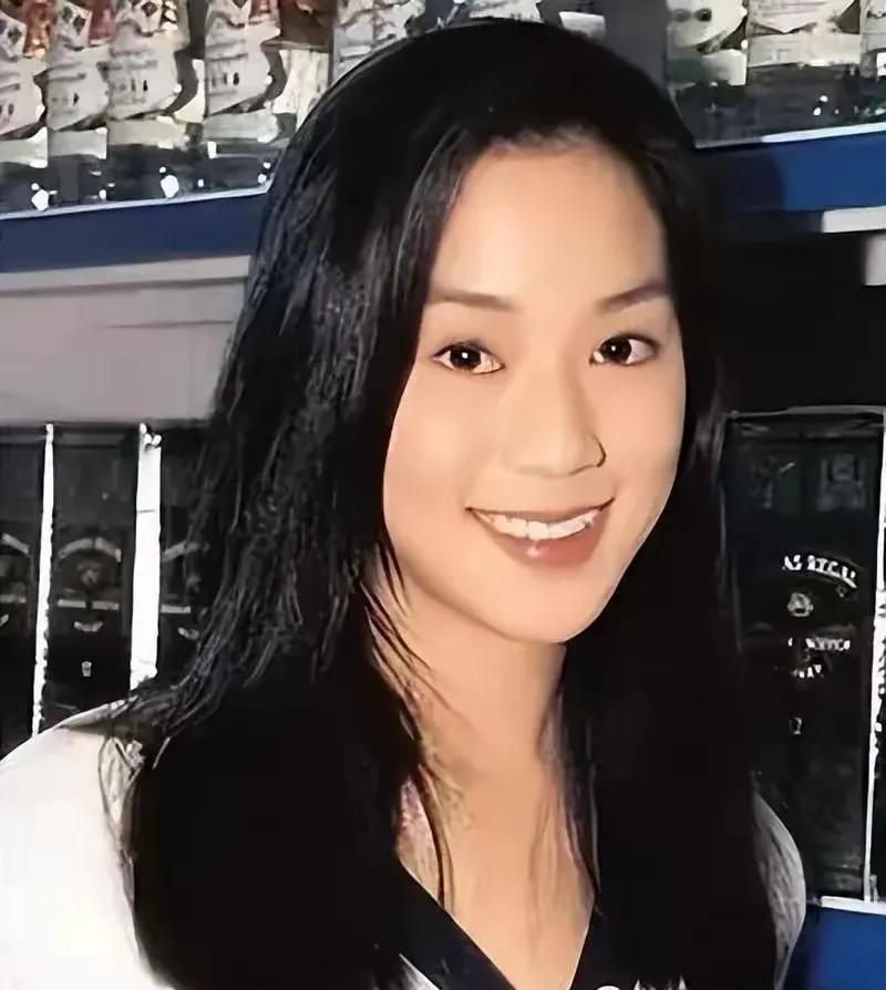 没人认得出这是徐子淇[无奈吐舌]，当她登上港版窝瓜9月封面时。这是修图效果，还是微d