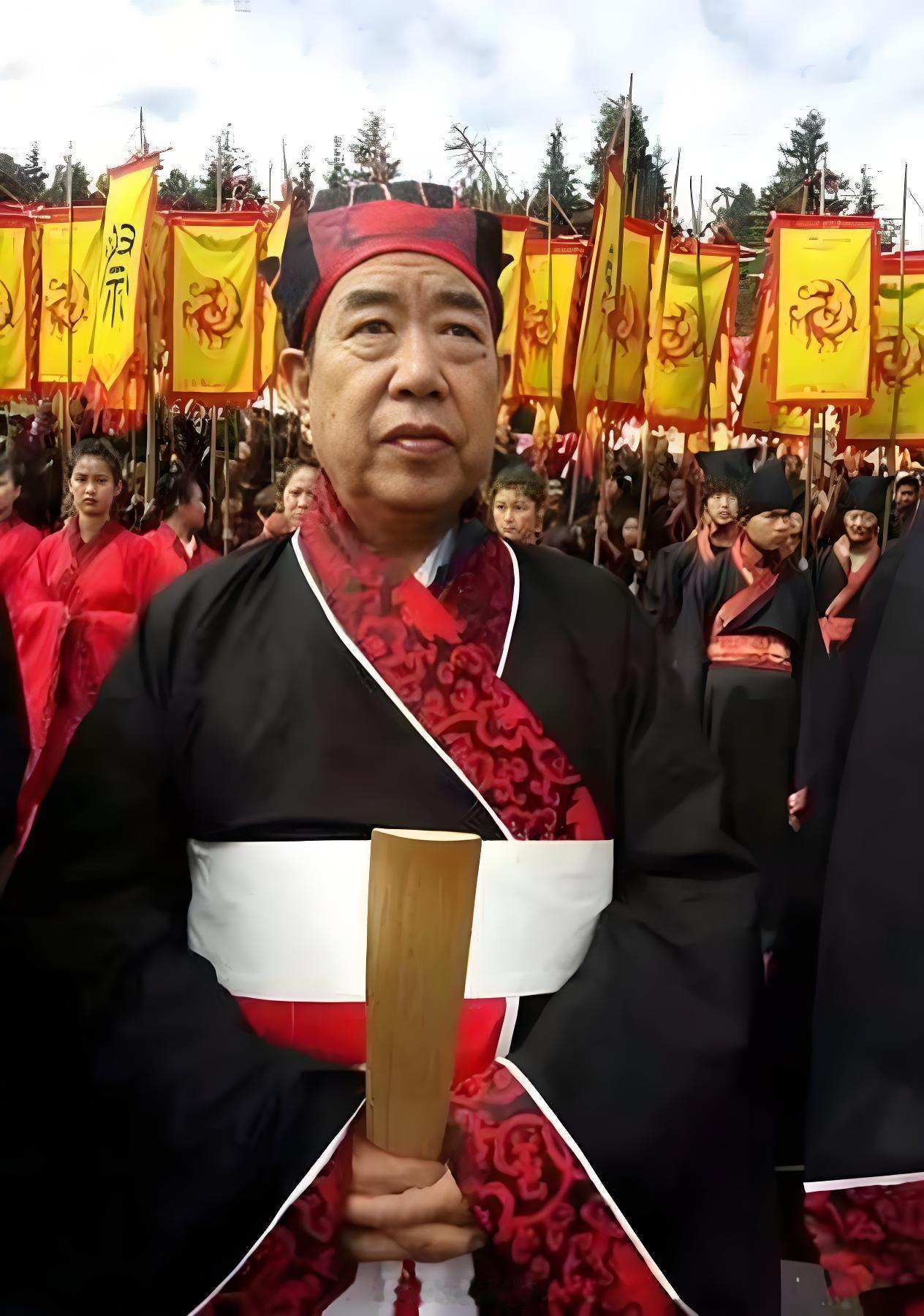 2015年，贾平凹以陕西作协主席的身份，在新疆天山天池祭祀西王母。