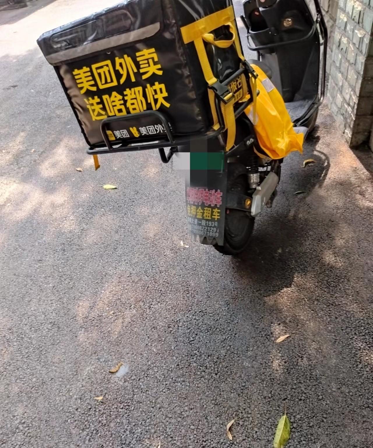 深圳一位退休教师把三居室租给了三个送外卖的年轻人，租金十年没涨。十年后三人合伙开