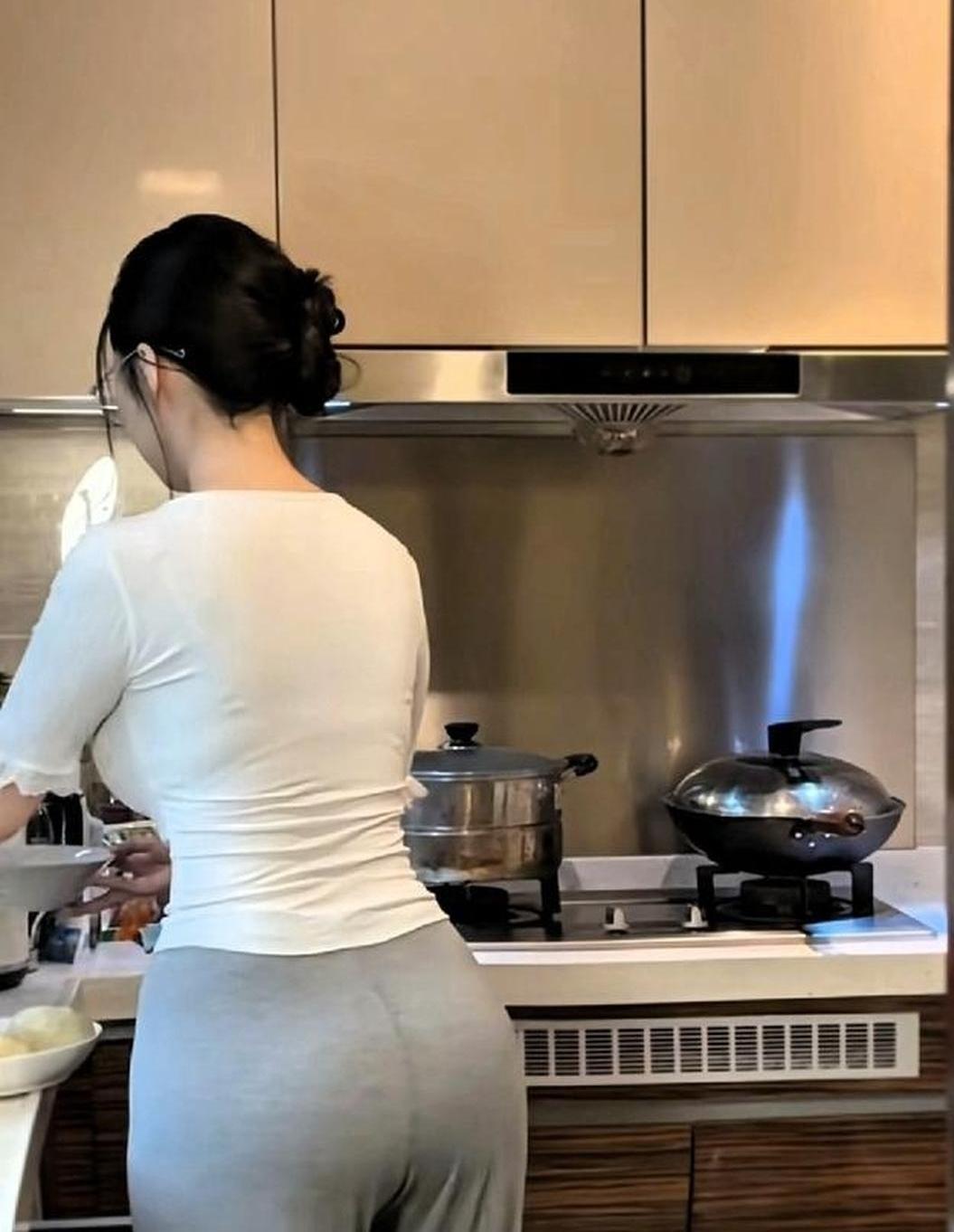 每次和老公一起回娘家，他既不讨好岳父岳母，唯独讨好掌厨的嫂子，大家都坐那吃喝玩乐