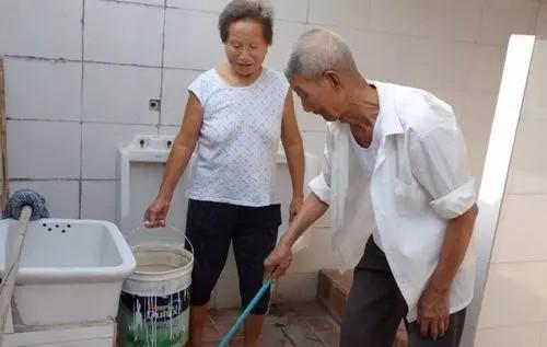 70岁大妈扫地时去世，医生叹息：上了年纪，做家务时牢记4点！扫个地、擦个桌子