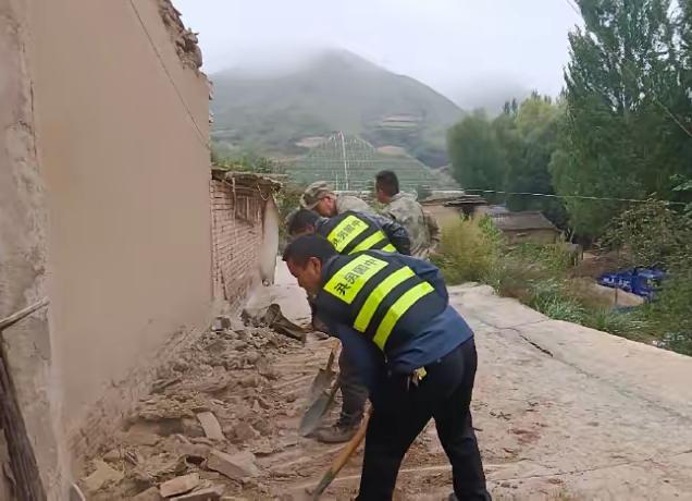 这次甘肃地震，最让我膈应的不是灾情本身，是有人把灾难当“秀场”，拿着别人的伤痛赚