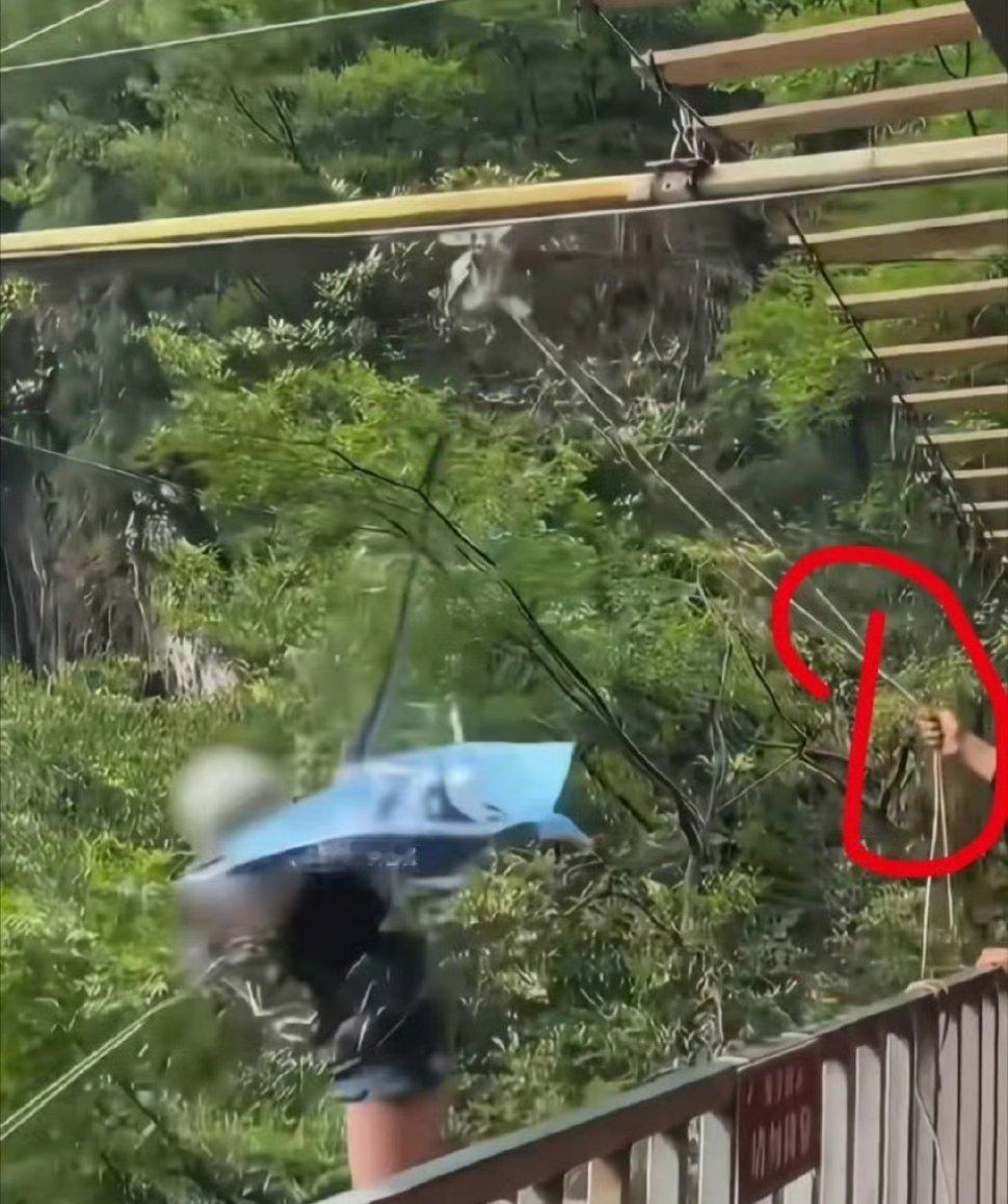 她一直在叫喊：“绳子没拴紧，没拴紧，没拴紧！”但是工作人员就像没听到一样，依