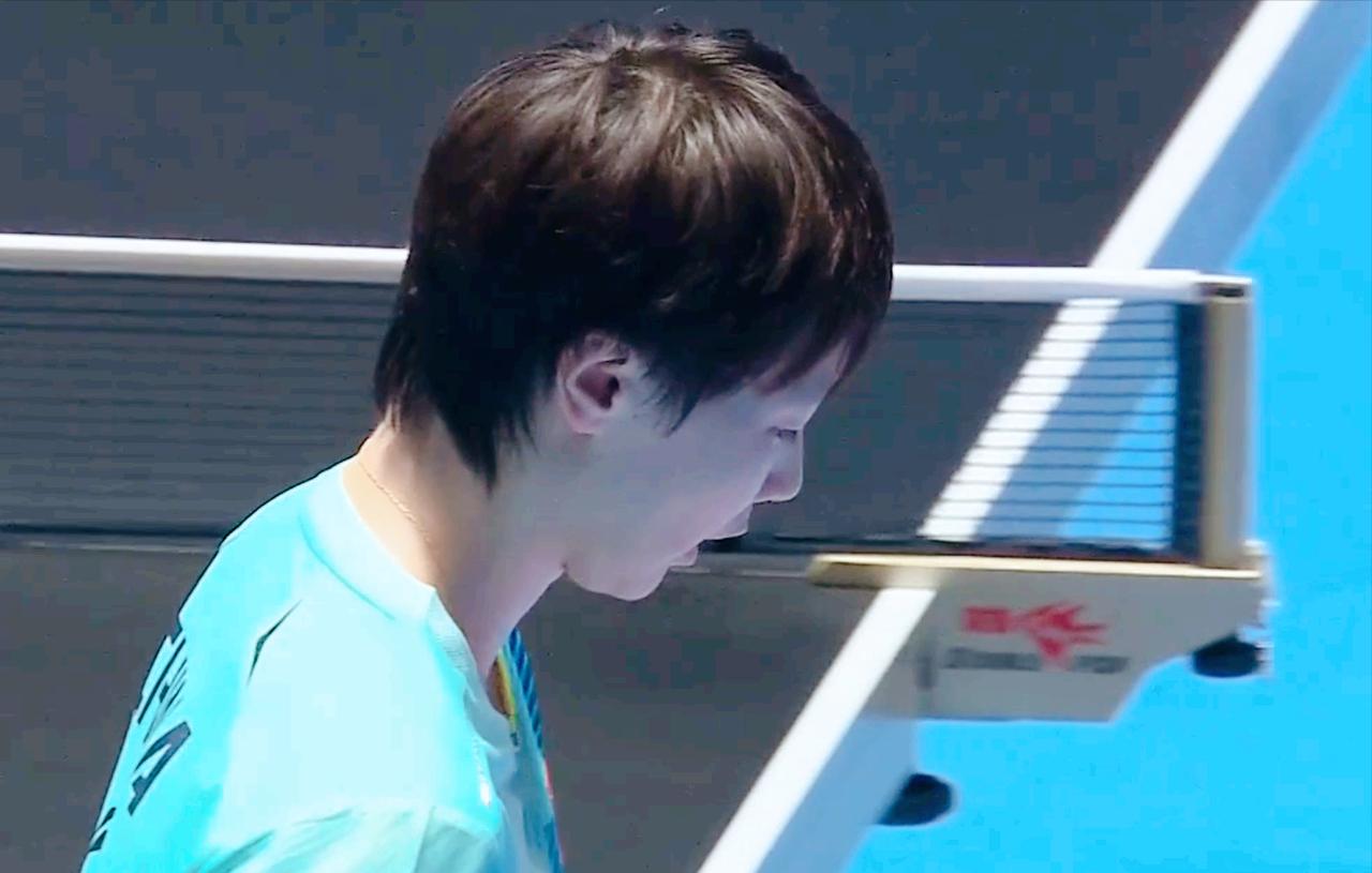 鳗鱼打的太好了！刘国正不自觉的吹牛了，哈哈第一局王曼昱打了申裕斌11:1