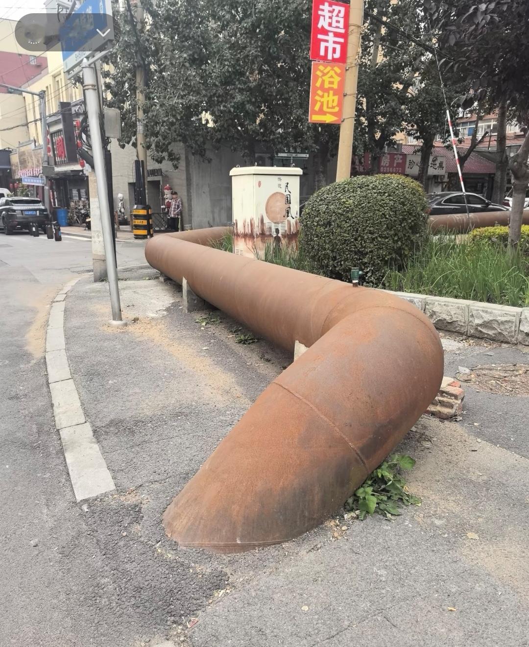 路过沈阳大街，被这个大铁管子吸引住了！粗粗长长的摆在人行道上，看着锈迹斑斑，沈阳