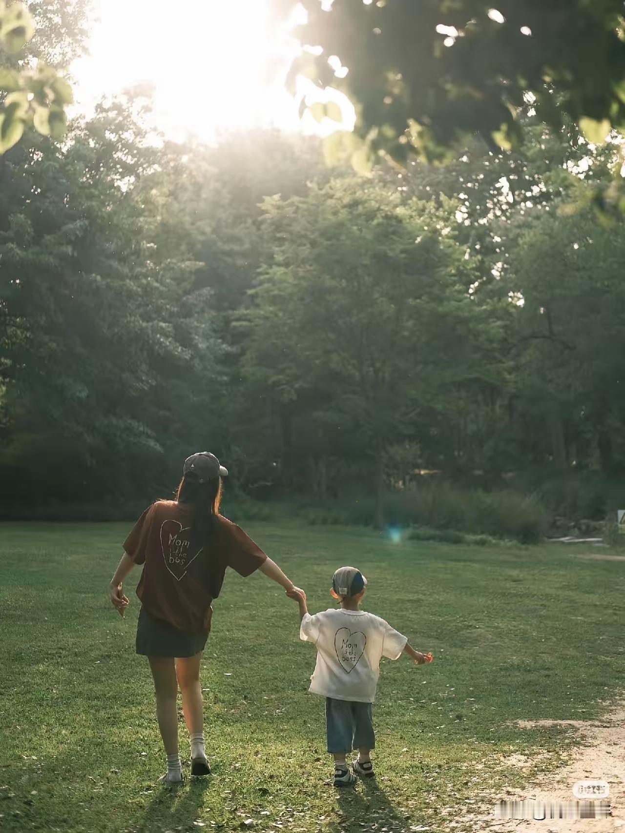 现在才懂!父母自己做不到却要求孩子,孩子终将模仿你,先约束自身!自己躺着刷手机