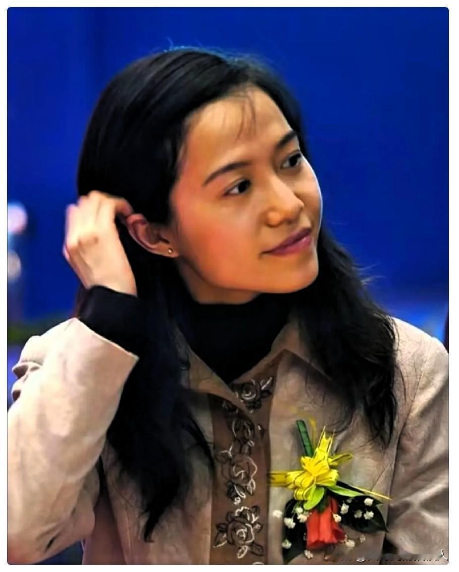 翁帆搬出清华园了。没争没抢，也没留下一儿半女。她就这么平静地带上老妈和侄女，跑去