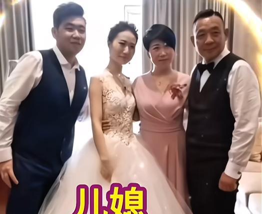 胖东来老板娘和儿媳妇长得太像了。这可不是普通婆媳。两人站一起就像亲母女。网