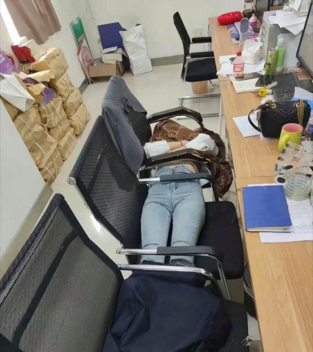 看看我同事的午休方式