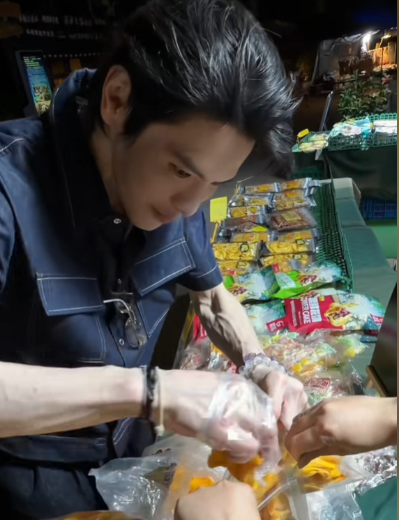 向佐去夜市买东西，摊主问他：“你好像一个明星啊？向佐、向佑的那个向佐？”向佐