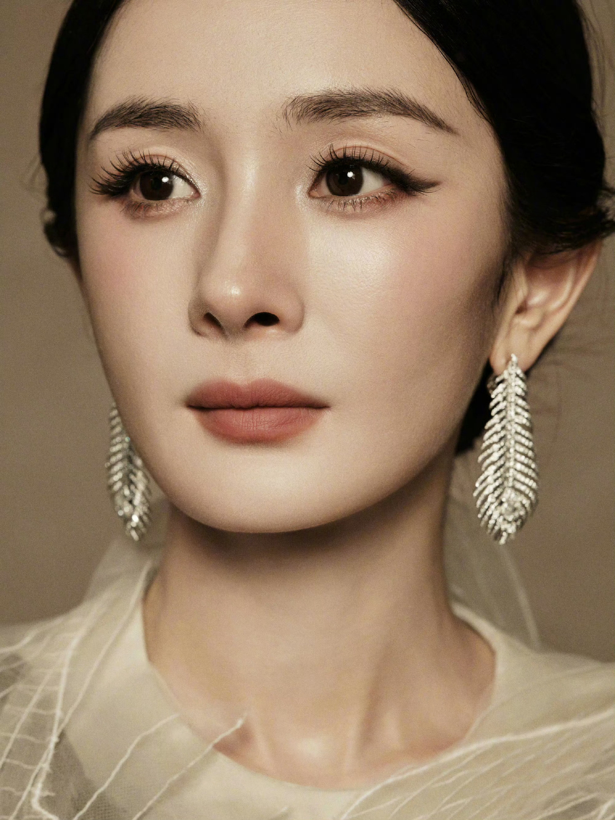 感觉杨紫粉丝好爱杨幂啊，不亏都是抗剧女王。​​​