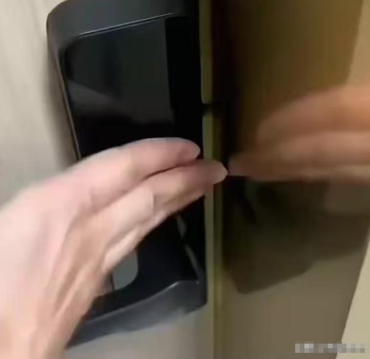 上海，一男子觊觎女邻居的美色，一心想要偷窥女子的隐私，他想到一个好办法，在自己门