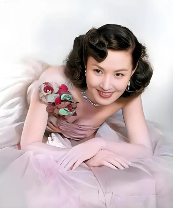 1941年圣诞节，香港沦陷那天，新婚女星梅绮在婚礼现场遭到日军士兵轮奸，宾客噤声