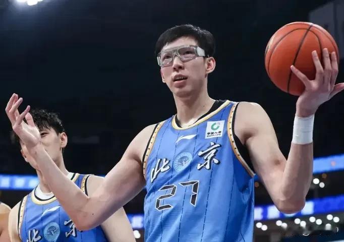 原来北京队许利民的军师不是李楠，而是周琦，有在现场看球的北京媒体人说，周琦不仅在