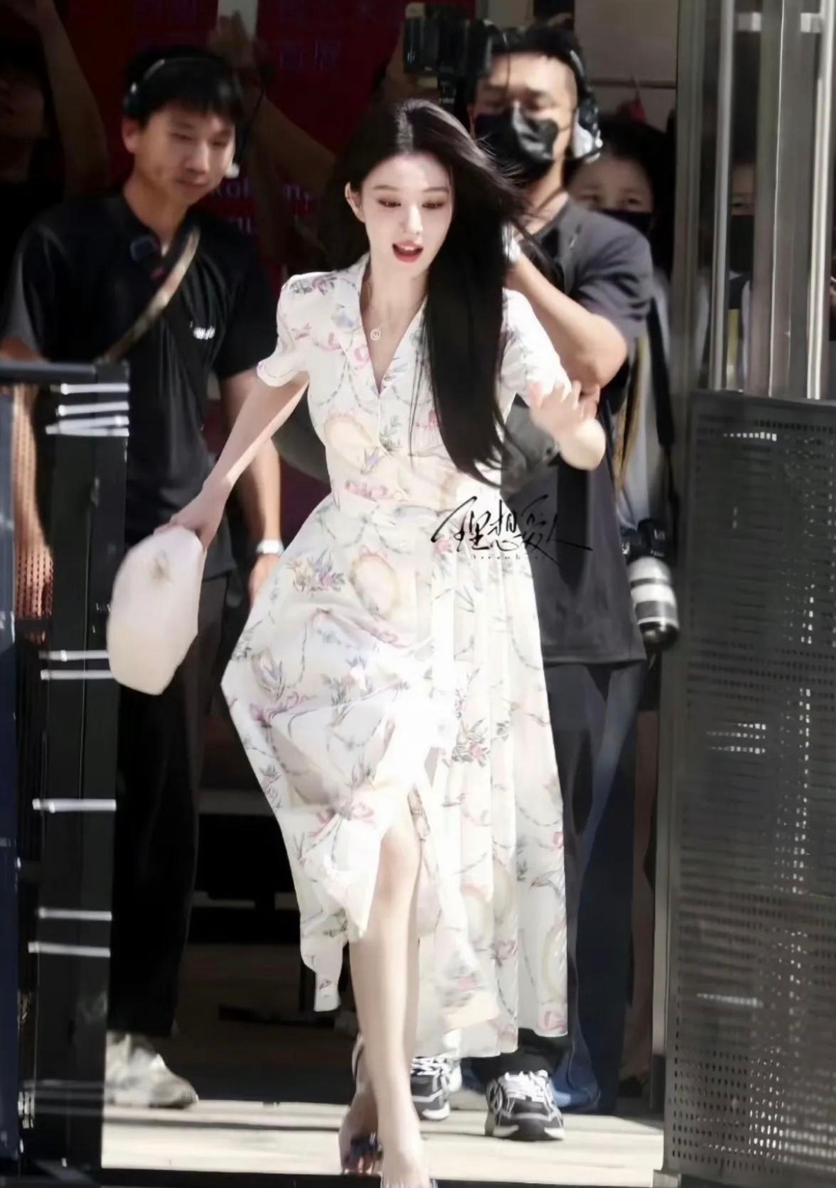 有网友在商场偶遇了王楚然，据说女神都形容不了她的美貌