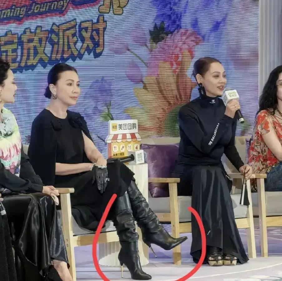 刘嘉玲原来有洁癖，难怪她总喜欢戴手套，我以为是为了装饰。梁朝伟说过，因为洁癖，