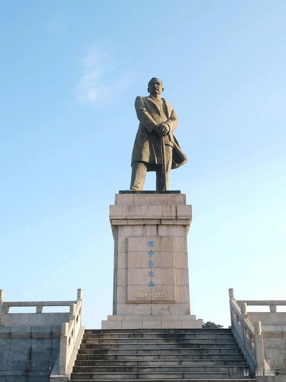 当代，中国内地一些人把一代伟人、民主革命先驱孙中山与国民党反动派联系起来，甚至妄