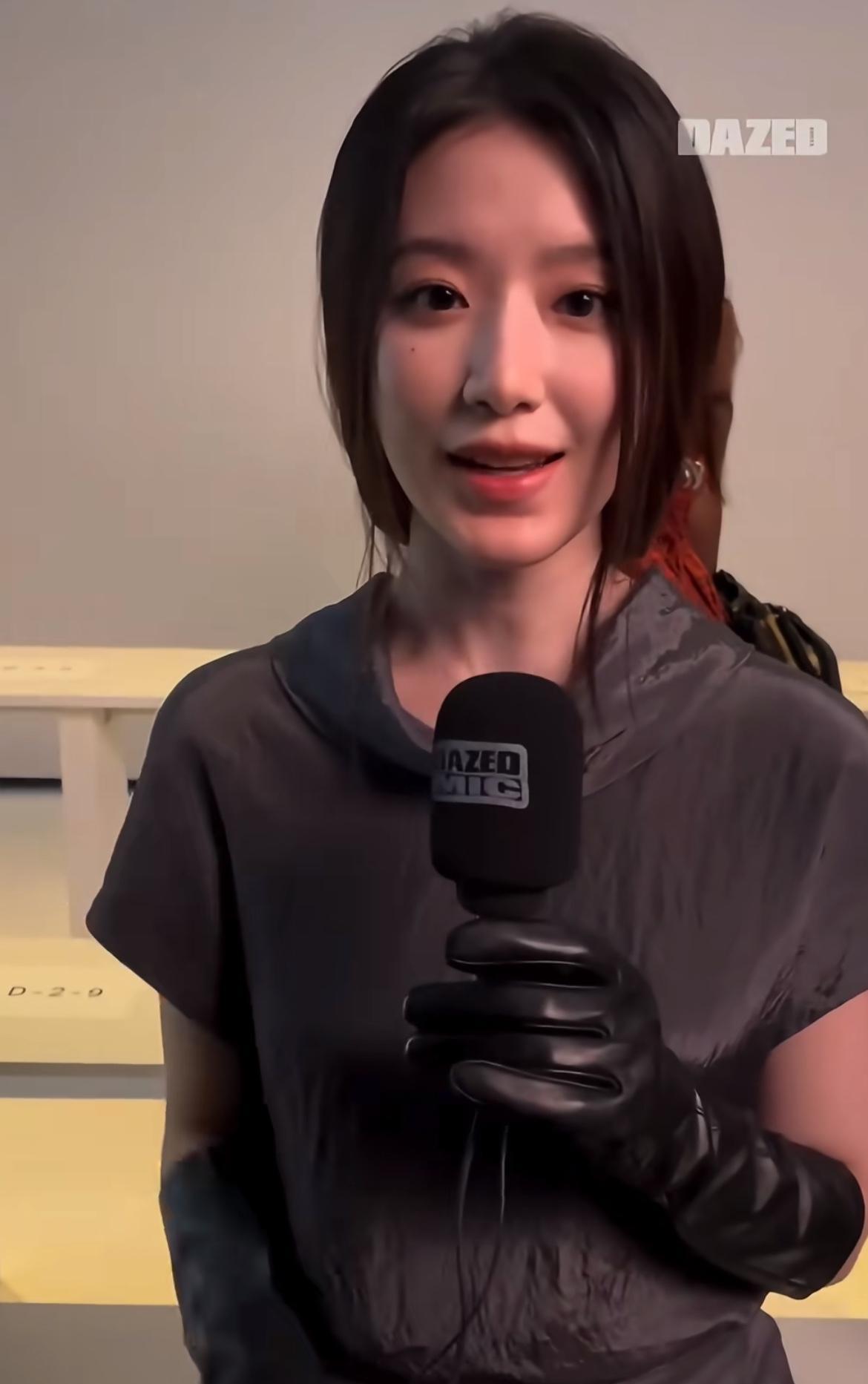我真的信那句话了，有些演员只需要站在那里观众就帮她把戏演完了太有故事感了[送心