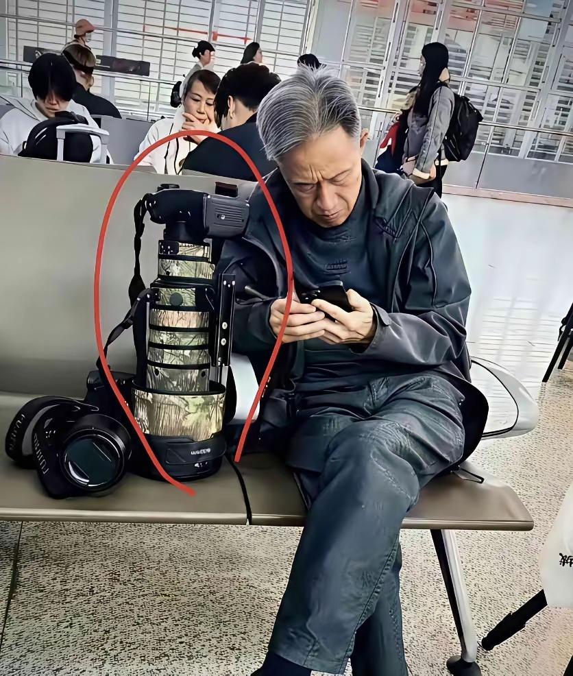 怪不得说摄影穷三代，这是一辆路虎扛在肩上了