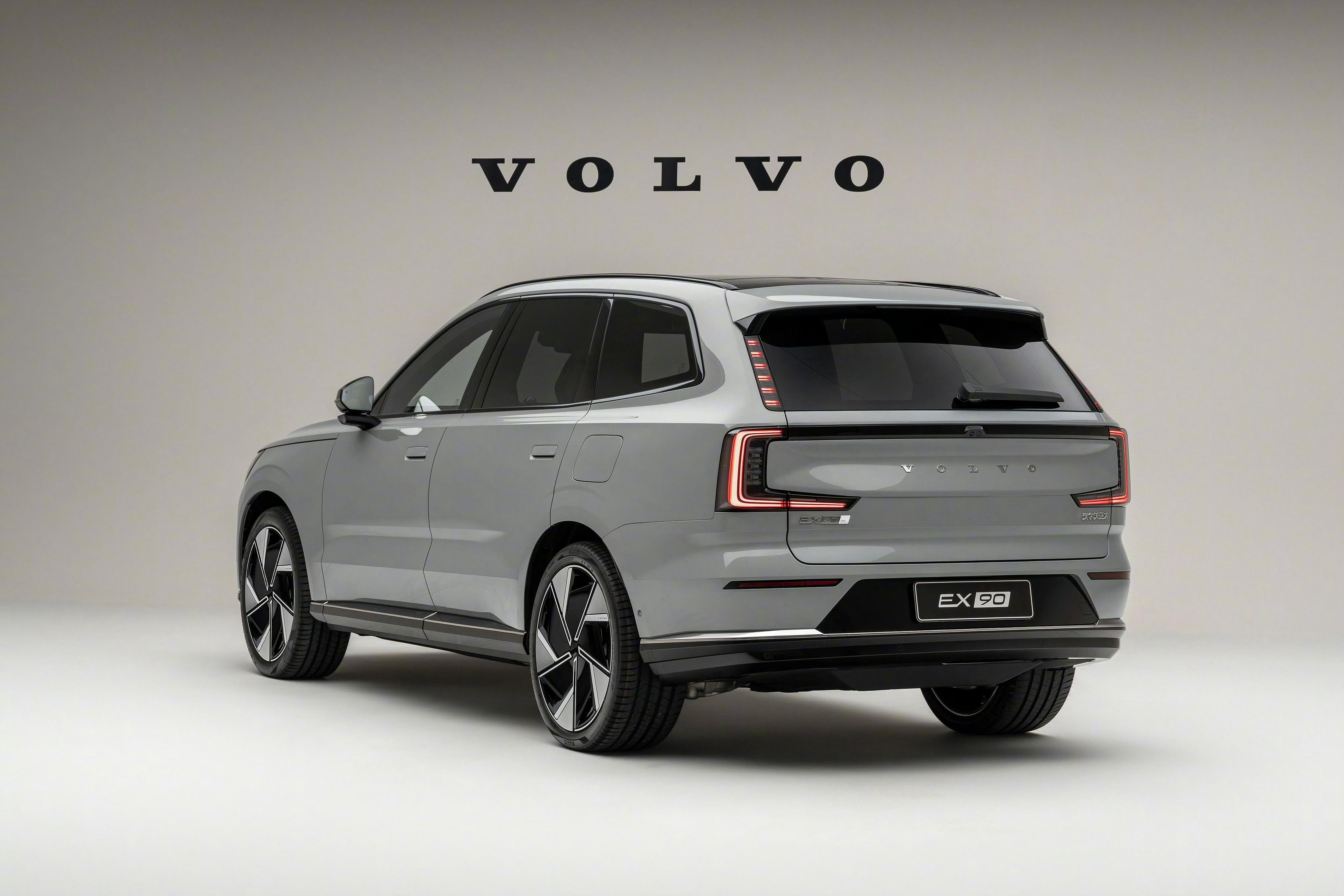 沃尔沃全新纯电双旗舰EX90、ES90重磅登场！EX90预售价:双电机四驱高性能