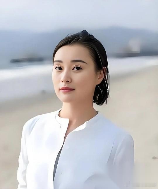 有没有觉得，华表奖颁奖后台陈建斌短短三秒的擦肩递笔，是独属于他的刻意上演的一场公