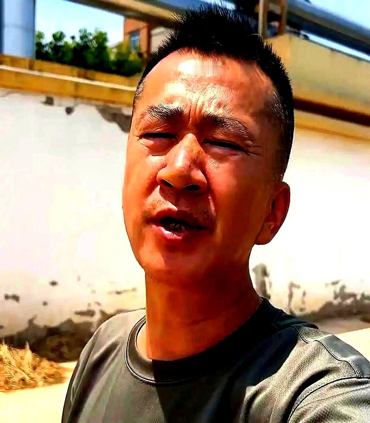 这波操作，真看不懂了。演员李嘉明，就因为说了句不喜欢周星驰的新片，私信直接被