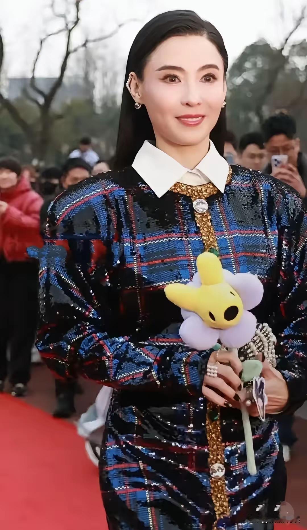 张柏芝在官司后首度现身成都与在法庭上哭哭啼啼的模样相比，此次露面她的精神状态极