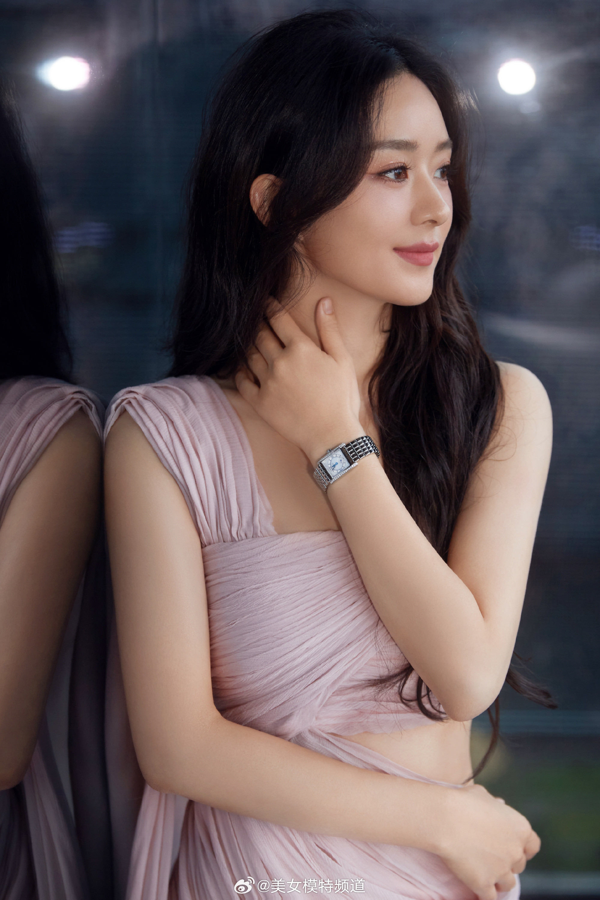 赵丽颖挂肩露腰希腊女神